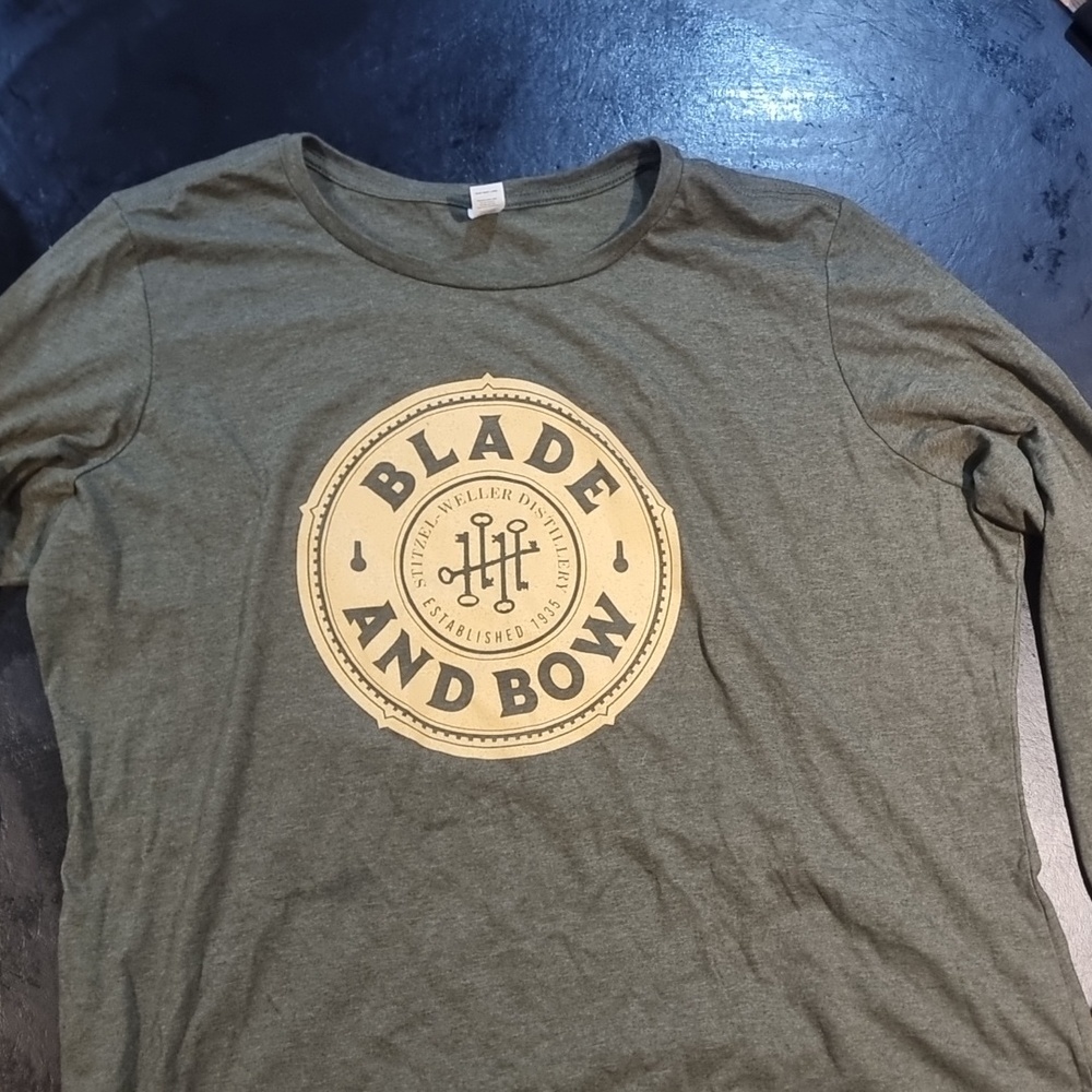 Long sleeve blade and bow shirt